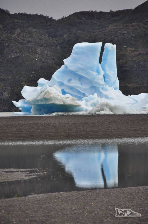 Iceberg e seu reflexo nas águas do lago Grey, no parque Nacional Torres del Paine, no sul do Chile